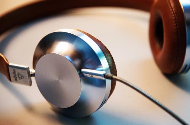 Wireless earbuds